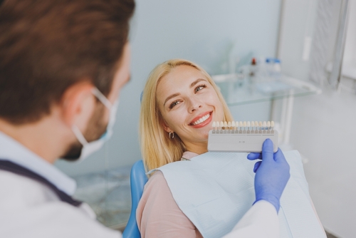 Dentista Carilla en Colorado Springs, CO | Odontología Cosmética